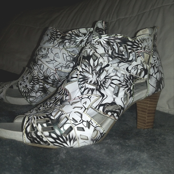 Genuine Designer L'Artiste Amora Leather Pumps 4" Heels Open Toe Wht/Blk - Picture 4 of 5